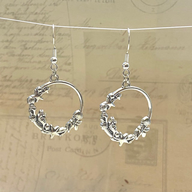 Simple seashell wreath dangle earrings