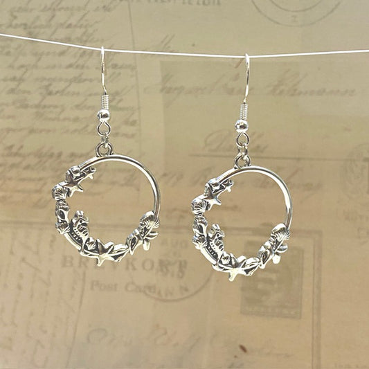 Simple seashell wreath dangle earrings