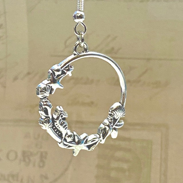 Simple seashell wreath dangle earrings